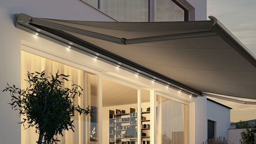 Moderne Terrassenmarkise am Abend mit Beleuchtung