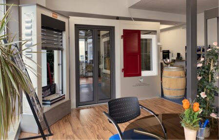 Berater zeigt Kunden Haustüren und Fenster in einer Ausstellung