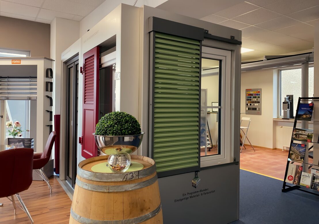 Ausstellung mit verschiedenen Haustüren und Fenstern