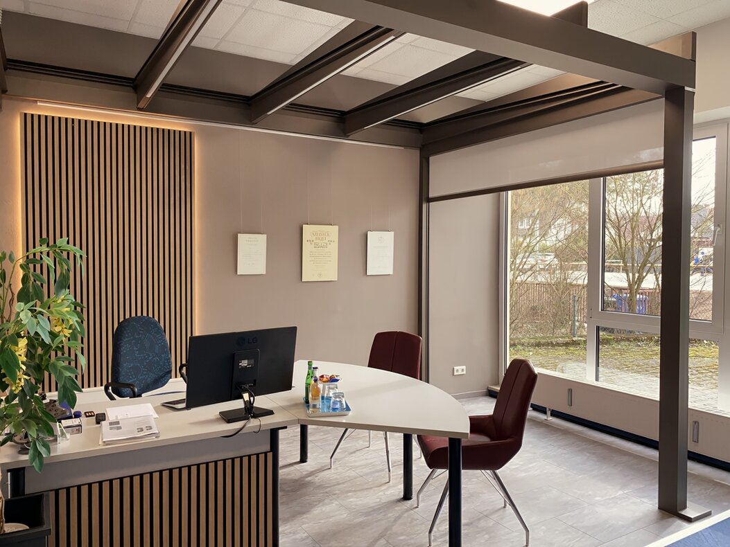 Beratungsgespräch in einer Ausstellung für Haustüren und Fenster