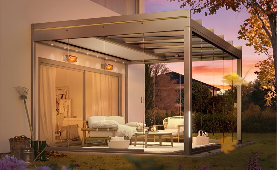 Terrassenüberdachung mit Glas-Seitenelementen als Kaltwintergarten