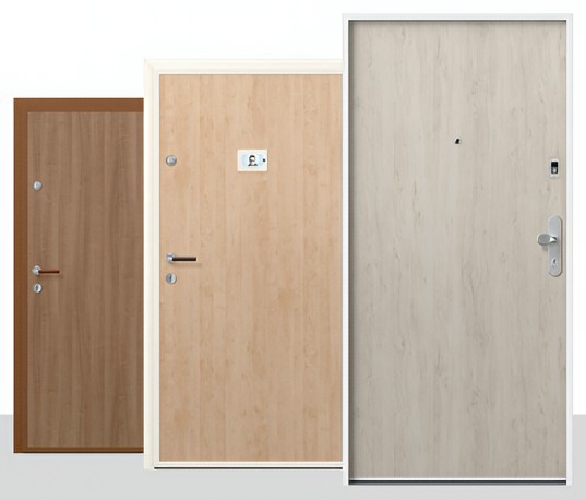 Drei Wohnungseinngangstüren mit verschiedenen Oberflächen, mit digitalen Türspion und mit Fingerscan