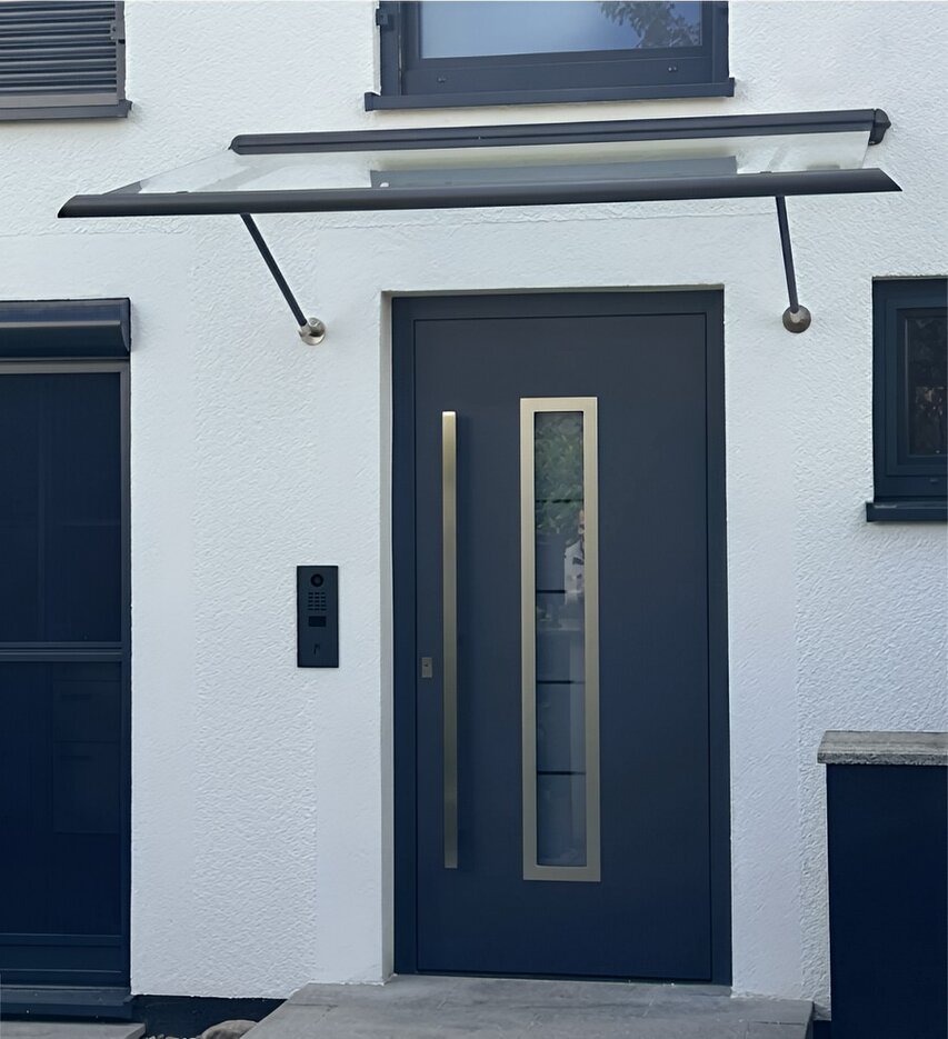 Aluminium-Glas-Vordach mit zwei Konsolen in Detailansicht