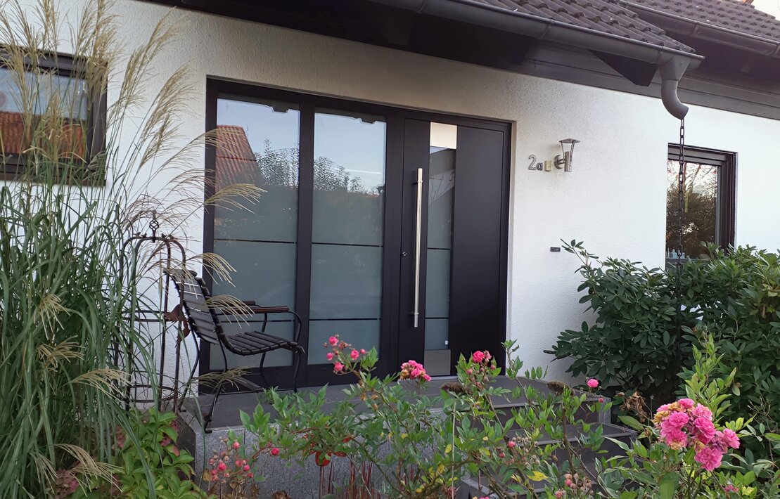 Haustür aus Aluminium in anthrazitgrau mit Seitenteil
