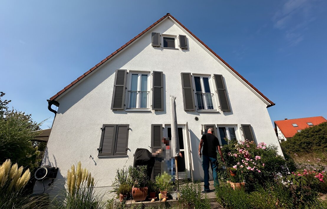 Haus mit Aluminium-Klappläden