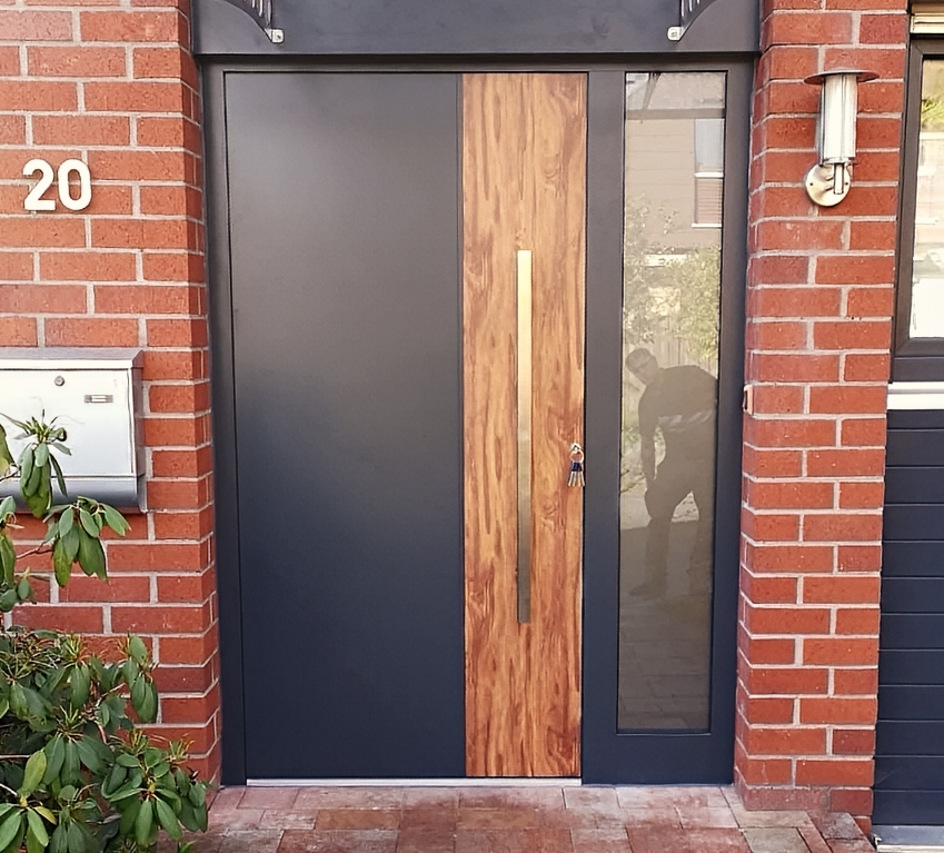 Erneuerte Haustür an einem Reihenhaus mit Seitenteil