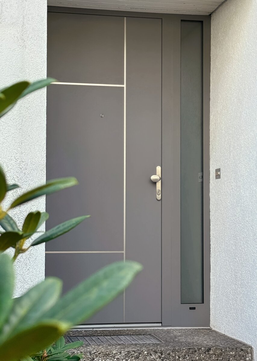 Erneuerte Haustür an einem Einfamilienhaus mit Seitenteil