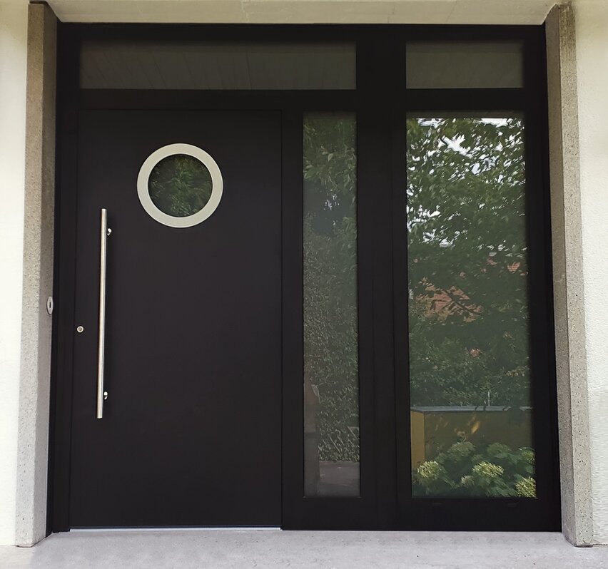 Erneuerte Haustür an einem Einfamilienhaus mit Seitenteil und Oberlicht