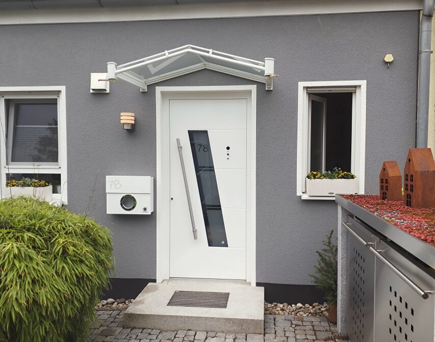 Erneuerte Haustür an einem Einfamilienhaus