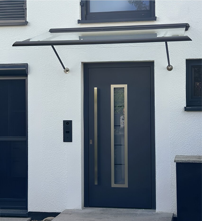 Erneuerte Haustür an einem Reihenhaus mit neuem Vordach