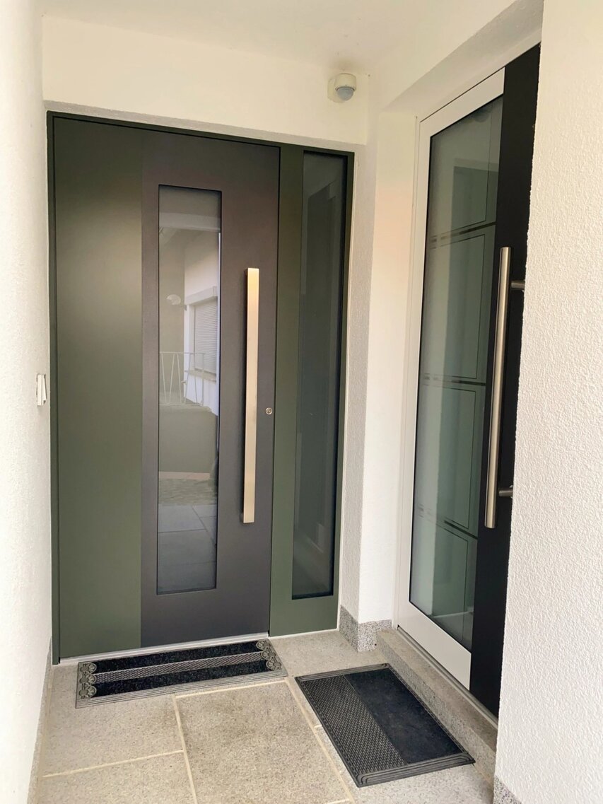 Erneuerte Haustür in einem Doppelhaus