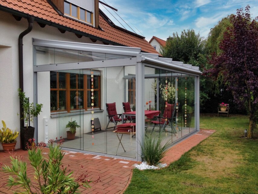 Terrassenüberdachung als Kaltwintergarten mit Sonnenschutz