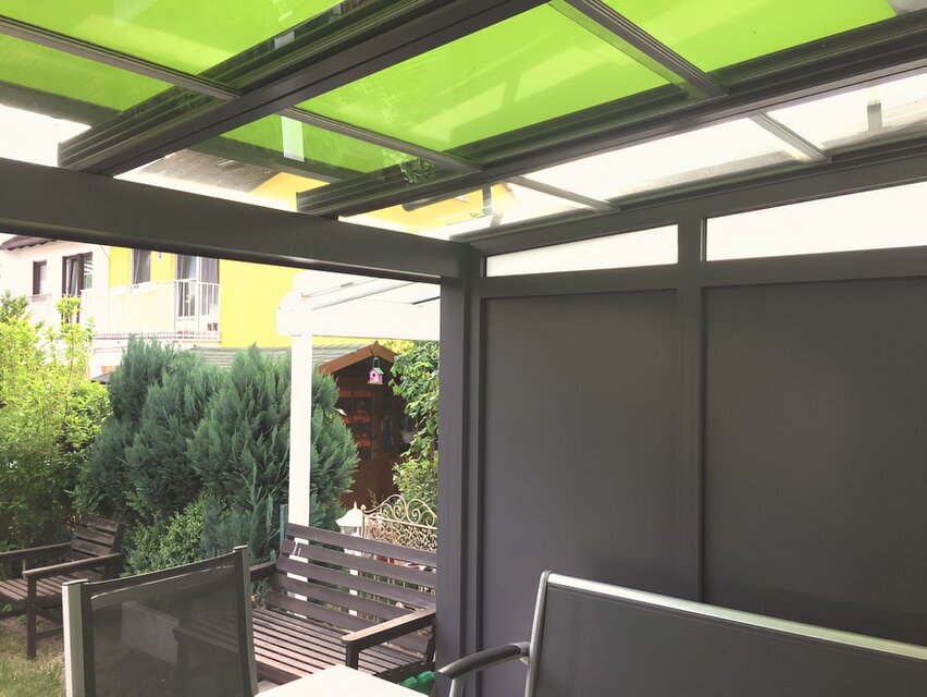 Aluminium-Terrassenüberdachung mit Seitenwand