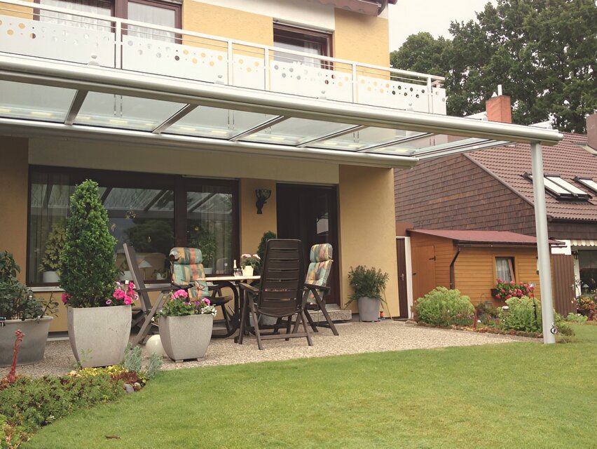 Aluminium-Terrassenüberdachung mit Sonnenschutz