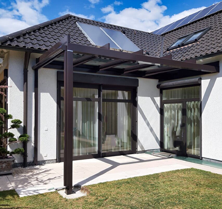 Aluminium-Terrassenüberdachung als modernes kubisches Dach mit Sonnenschutz