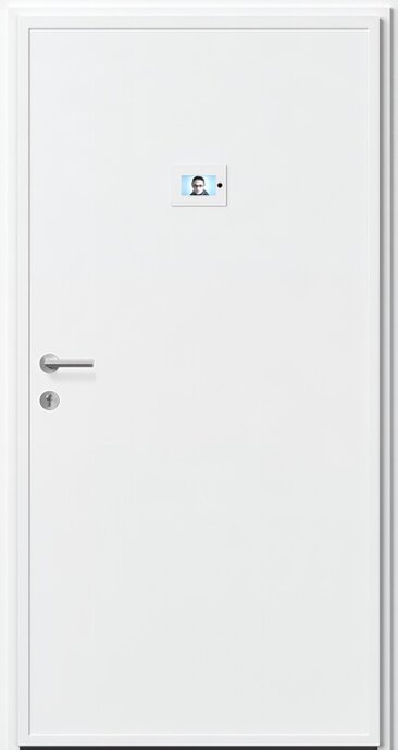 Wohnungseingangstür in weiß mit digitalem Türspion