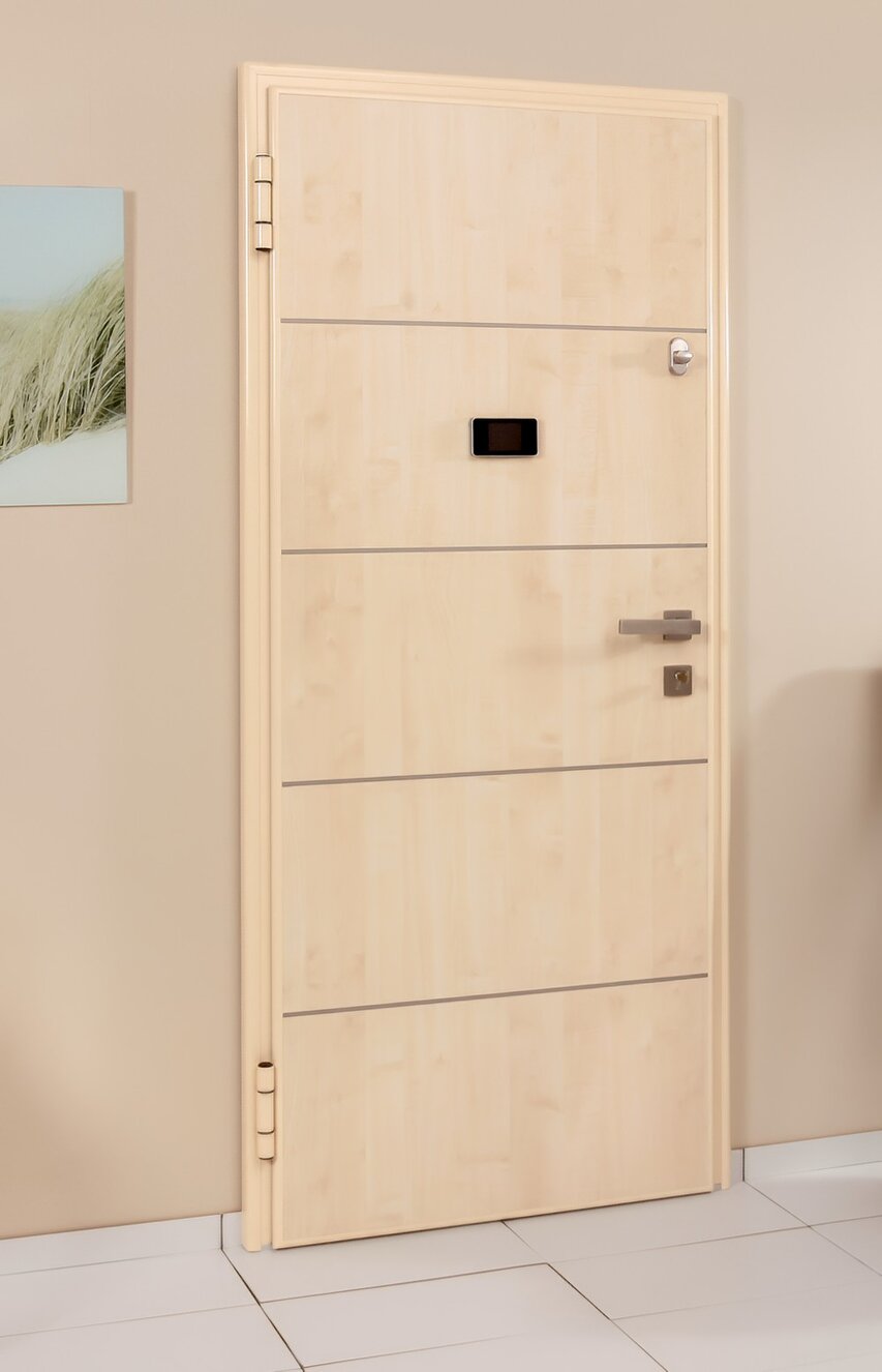 Wohnungseingangstür mit digitalem Türspion und waagerechten Lisenenstreifen