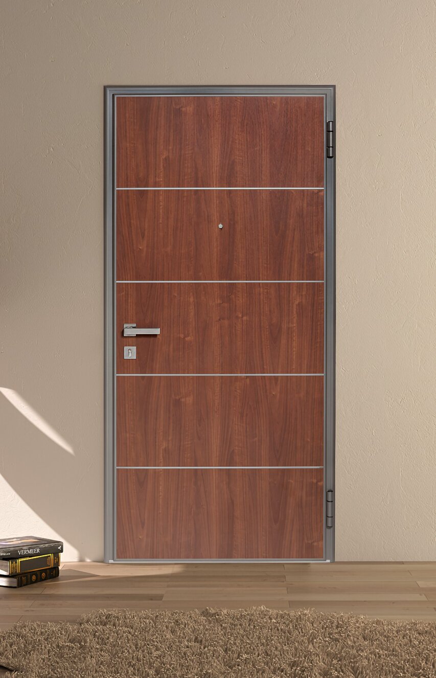 Wohnungseingangstür mit waagerechten Lisenenstreifen