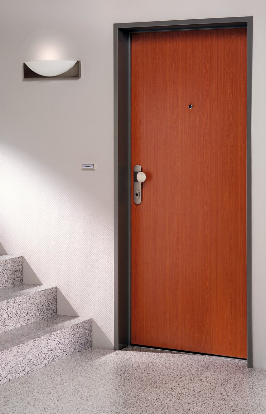 Wohnungseingangstür in Holzdekor