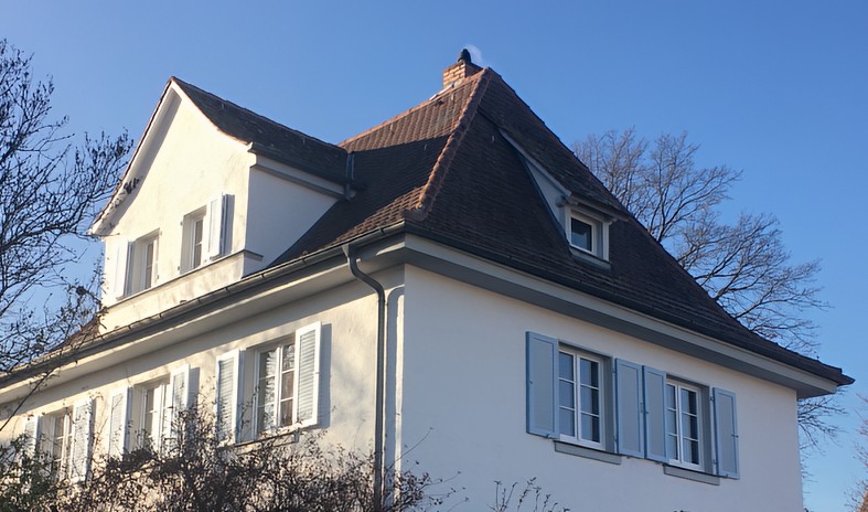 Haus mit Aluminium-Klappläden